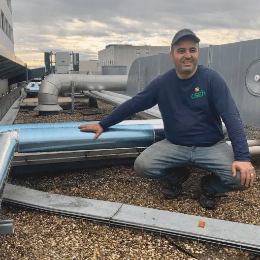 Technicien GSEH sur une toiture